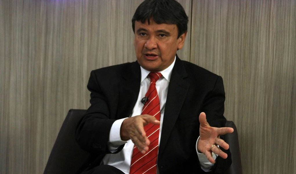 “Estamos na UTI sangrando. E temos uma poupança, as reservas cambiais, que pode estancar o sangramento. Não vamos utilizar esse remédio”, disse Wellington Dias (PT), governador do Piauí; o PT tem pressionado o novo ministro da Fazenda, Nelson Barbosa, a dar uma “guinada à esquerda” na economia e poupar as bases sociais dos ajustes 