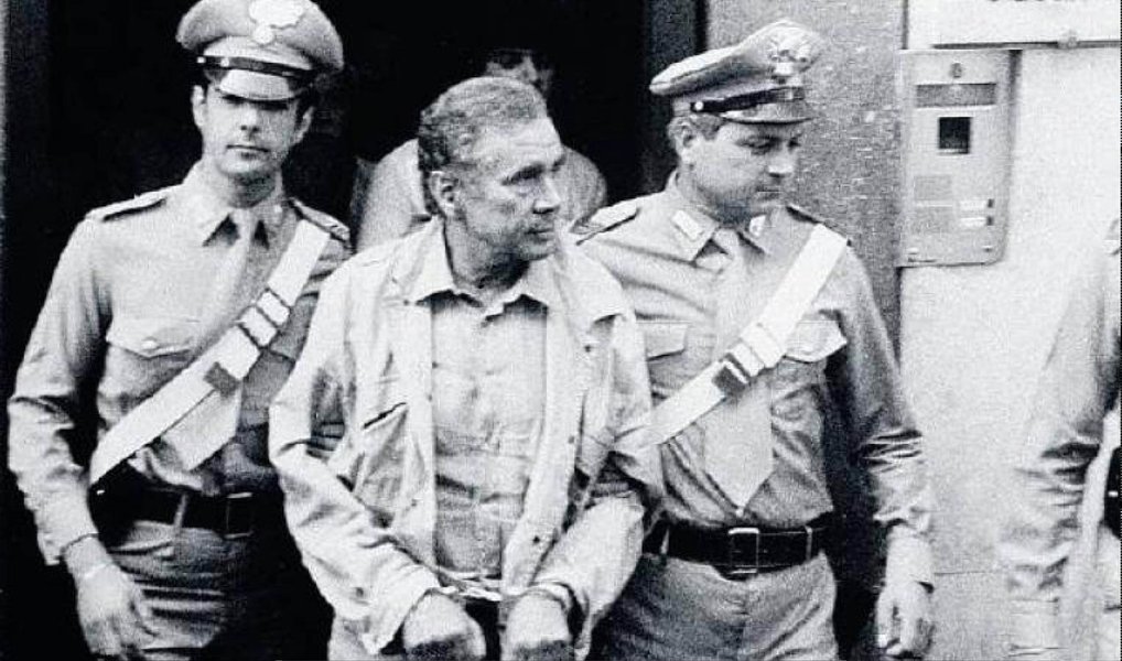 "A delação/colaboração premiada está na moda. Já esteve na Itália. Trinta anos depois, o paradigmático Caso Tortora, ocorrido na Itália na década de 1980, deixa marcas e cicatrizes, e serve para mostrar os equívocos cometidos em série pela Justiça Italiana na condução daquilo que foi o maior exemplo de açougue judiciário a granel da Itália"; reportagem do Empório do Direito lembra que "nem magistrados (Juízes e membros do Ministério Público), nem falsos colaboratori di giustizia foram responsabilizados pelo eloquente erro de delação premiada que manteve Enzo Tortora por 1185 dias nas mãos da justiça italiana", leia íntegra