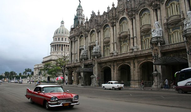 A nova rota, feita por um modelo Boeing 777, vai operara três vezes por semana, com escala em Montreal, no Canadá; em 2014, 109 milhões de chineses viajaram para fora da China continental, transformando o país no maior emissor mundial de turistas, à frente dos Estados Unidos