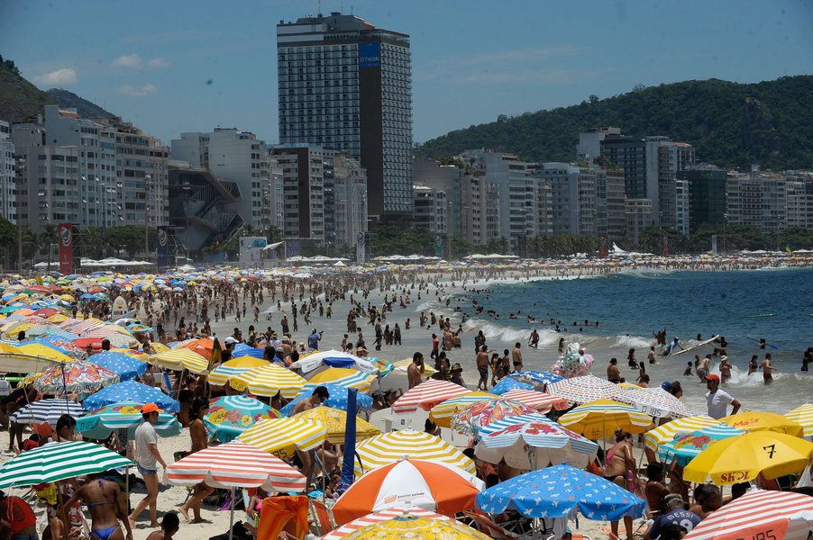 O calor intenso registrado no Rio de Janeiro com a chegada do verão fez as praias mais famosas da cidade ficarem lotadas neste domingo, o primeiro do verão e último de 2015; termômetros de rua na cidade chegaram a registrar mais de 30 graus ainda pela manhã e, por volta de meio-dia, em alguns pontos da cidade a temperatura chegou perto dos 40 graus; segundo o Alerta Rio, serviço de meteorologia da prefeitura, a temperatura máxima na cidade foi registrada em Guaratiba, com 40 graus Celsius às 13h15; a maior sensação térmica foi verificada em outro bairro, na região da Barra da Tijuca e do Riocentro, com 44,4 graus