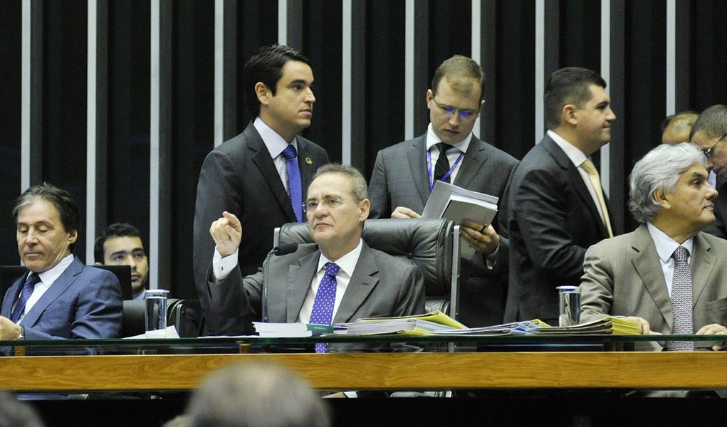Sessão conjunta para análise de vetos da presidenta Dilma a propostas que aumentam despesas do governo, a chamada 'pauta-bomba', foi suspensa nesta terça-feira, por 30 minutos, e encerrada depois de o presidente do Congresso, Renan Calheiros (PMDB-AL), reconhecer que, entre os deputados, o quórum era insuficiente; sessão ficou para amanhã, às 11h30, no plenário da Câmara; na semana passada, o presidente da Câmara, Eduardo Cunha, impediu, com uma manobra, que a sessão fosse realizada