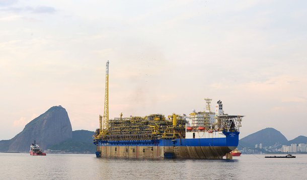 O navio-plataforma Cidade de Maricá está na área do pré-sal do Campo de Lula, na Bacia de Santos, no norte do estado do Rio; o navio-plataforma é do tipo FPSO, sigla que identifica uma unidade flutuante de produção, armazenamento e transferência de petróleo; segundo a assessoria de imprensa da Petrobras, Maricá será o quinto FPSO a produzir no campo de Lula; a unidade tem capacidade de produzir até 150 mil barris de óleo por dia e comprimir até 6 milhões de m³de gás natural por dia; a expectativa é que a plataforma entre em produção no primeiro trimestre de 2016