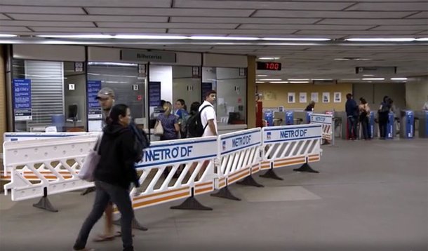 Os metroviários do Distrito Federal entraram em greve por tempo indeterminado  para protestar contra a suspensão de reajustes salariais dos servidores públicos pelo governo; o chefe do executivo local, Rodrigo Rollemberg, argumenta que, devido à crise financeira, não há possibilidade de conceder os aumentos nas remunerações de 32 categorias aprovados na gestão Agnelo Queiroz, que foram alvo de ação judical por parte do MPDFT