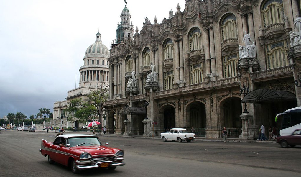 A nova rota, feita por um modelo Boeing 777, vai operara três vezes por semana, com escala em Montreal, no Canadá; em 2014, 109 milhões de chineses viajaram para fora da China continental, transformando o país no maior emissor mundial de turistas, à frente dos Estados Unidos