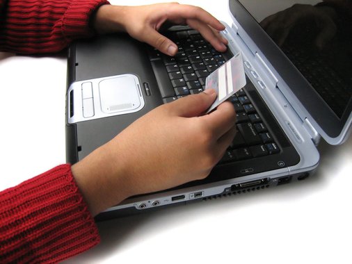 As vendas de Natal e Black Friday no varejo online brasileiro tiveram alta de 26% na comparação com o mesmo período de 2014, para R$ 7,4 bilhões, informou a empresa E-Bit/Buscapé nesta sexta-feira; apesar de também estar sendo afetado pela crise econômica, o varejo online tem crescido mais que o varejo físico no Brasil, uma vez que sua base é menor e cada vez mais consumidores têm realizado suas primeiras compras pela internet