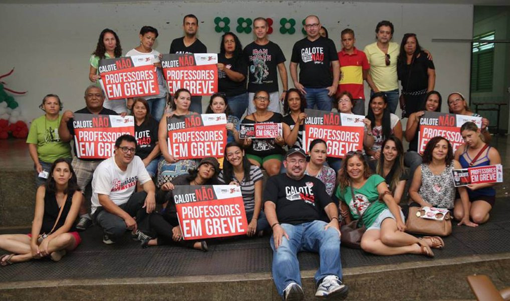 Professores da rede pública do Distrito Federal aprovaram a manutenção da greve da categoria, iniciada no dia 15 de outubro, apesar da decisão judicial que considerou a paralisação ilegal; o grupo reivindica principalmente o pagamento da sexta e última parcela de um reajuste salarial, com índice de 3,5%, acordado durante o governo Agnelo Queiroz; de acordo com o Sindicato dos Professores (Sinpro), pelo menos mil pessoas participaram da votação, em frente ao Palácio do Buriti; segundo a PM, havia 800 professores na assembleia