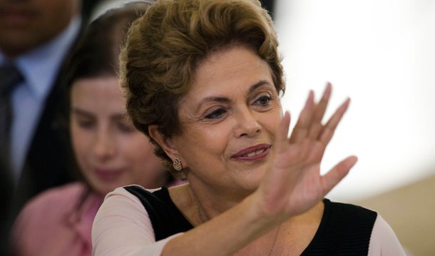 Presidente Dilma Rousseff deixou Porto Alegre na tarde desta sexta-feira (1) após passar a virada do ano com a família na capital gaúcha; havia expectativa de que a presidente permanecesse no Sul até o nascimento do seu segundo neto, já que a sua filha Paula está na reta final da gravidez; na agenda divulgada pela assessoria da Presidência para o fim de semana não consta nenhum compromisso oficial