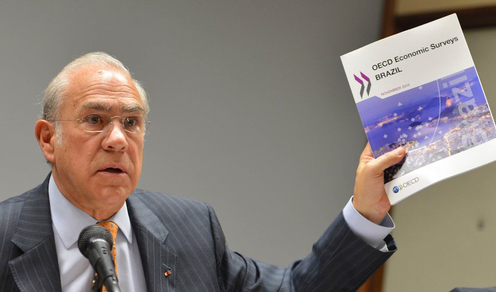 Relatório da Organização de Cooperação e Desenvolvimento Econômico (OCDE), divulgado nesta quarta-feira, 4, sugere que o Brasil deve avançar com o ajuste fiscal; "Será fundamental para fortalecer as finanças públicas, restaurar a confiança do mercado e [para o país] se preparar para o intenso envelhecimento da população", diz a entidade dirigida por Angel Gurria; esforço fiscal, segundo o documento, deve permitir que o Brasil "reconquiste a solidez econômica e a capacidade de melhorar o padrão de vida"