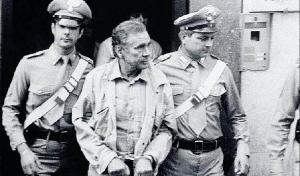 "A delação/colaboração premiada está na moda. Já esteve na Itália. Trinta anos depois, o paradigmático Caso Tortora, ocorrido na Itália na década de 1980, deixa marcas e cicatrizes, e serve para mostrar os equívocos cometidos em série pela Justiça Italiana na condução daquilo que foi o maior exemplo de açougue judiciário a granel da Itália"; reportagem do Empório do Direito lembra que "nem magistrados (Juízes e membros do Ministério Público), nem falsos colaboratori di giustizia foram responsabilizados pelo eloquente erro de delação premiada que manteve Enzo Tortora por 1185 dias nas mãos da justiça italiana", leia íntegra