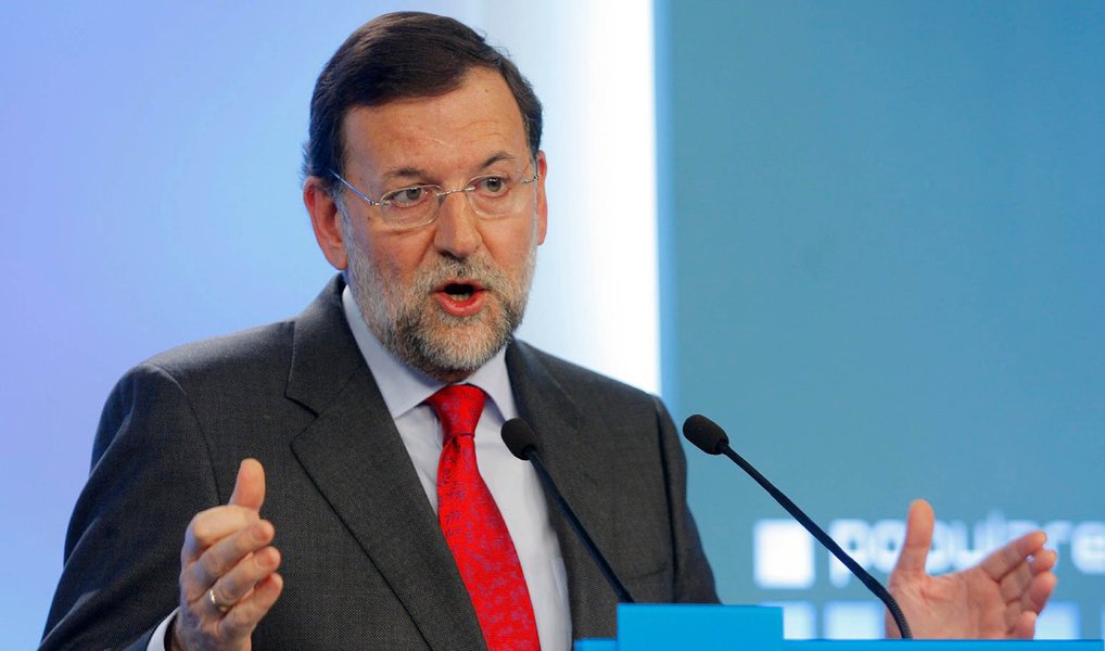 Pesquisas de boca de urna apontam para uma vitória do Partido Popular conservador (PP) do primeiro-ministro Mariano Rajoy nas eleições gerais da Espanha, realizadas neste domingo (20); conservadores, contudo, não terão maioria absoluta e dependerão de outros partidos para governar por mais um mandato de quatro anos