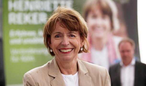 Henriette Reker, que foi esfaqueada no pescoço enquanto fazia campanha nesse sábado, 18, foi eleita neste domingo, 18, para a Prefeitura de Colônia, a quarta maior cidade da Alemanha; apoiada pelo partido da chanceler Angela Merkel (CDU), Reker obteve mais de 52% dos votos, segundo resultados publicados após a apuração de 75% dos votos; ela foi operada e seu estado é estável; o agressor, que se disse contrário à entrada de imigrantes na Alemanha, foi acusado de tentativa de assassinato e lesões graves a outras quatro pessoas, entre acompanhantes da candidata e cidadãos que estavam no local do ataque
 
 