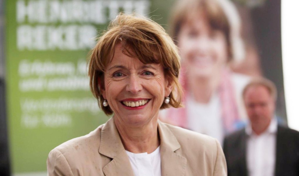 Henriette Reker, que foi esfaqueada no pescoço enquanto fazia campanha nesse sábado, 18, foi eleita neste domingo, 18, para a Prefeitura de Colônia, a quarta maior cidade da Alemanha; apoiada pelo partido da chanceler Angela Merkel (CDU), Reker obteve mais de 52% dos votos, segundo resultados publicados após a apuração de 75% dos votos; ela foi operada e seu estado é estável; o agressor, que se disse contrário à entrada de imigrantes na Alemanha, foi acusado de tentativa de assassinato e lesões graves a outras quatro pessoas, entre acompanhantes da candidata e cidadãos que estavam no local do ataque
 
 