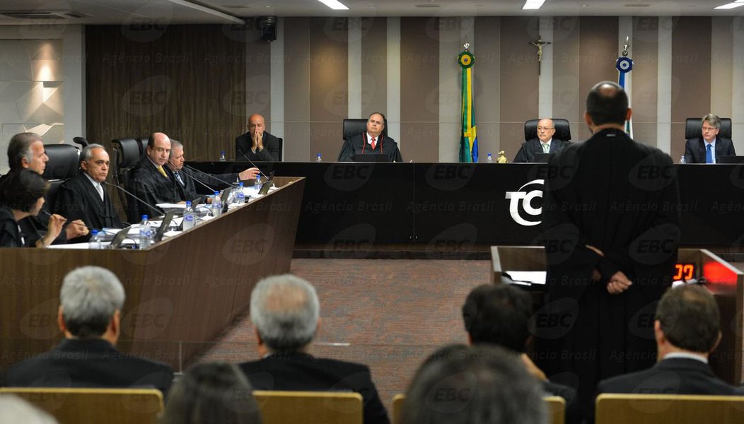 É um absurdo a forma como estão levando essa história do julgamento no Tribunal de Contas sobre contabilidade das transferências sociais feitas pelo governo através dos bancos públicos. É muito barulho por pouco