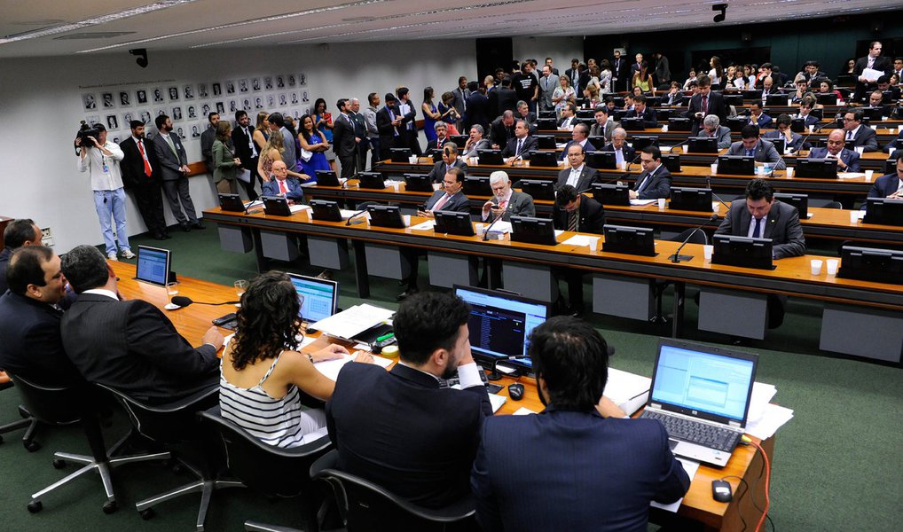 Comissão de Constituição e Justiça (CCJ) da Câmara dos Deputados aprovou a Proposta de Emenda à Constituição (PEC) 4/2015, que prorroga a Desvinculação de Receitas da União (DRU) até 2023; sistema que permite o livre uso de parte da arrecadação de impostos e contribuições, vence em 31 de dezembro; para que o prazo seja estendido, a proposta ainda precisa passar por uma comissão especial na Casa