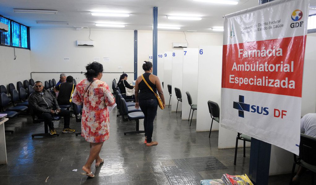 Em busca de ser as primeiras a receberem atendimento, muitas pessoas passaram a noite nas filas das duas farmácias de medicamentos excepcionais, aquelas que fornecem remédios de alto custo; cerca de 200 cidadãos aguardavam atendimento nas primeiras horas na unidade da Estação 102 Sul do metrô, onde a espera é de uma hora e meia; na unidade da EQNM 18/20, na Praça do Cidadão, em Ceilândia, o tempo médio até o atendimento é bem menor: quatro minutos