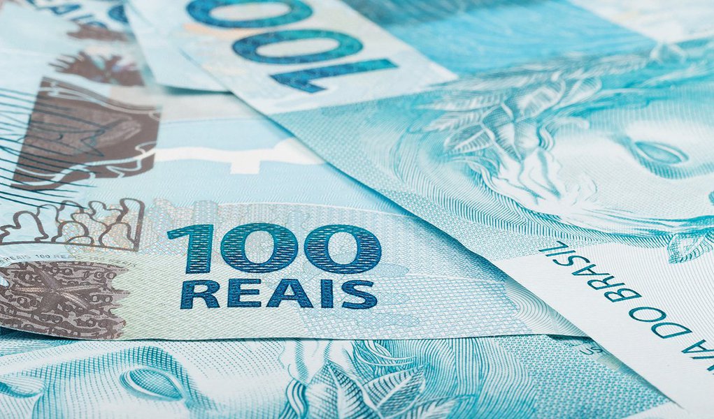 O governo federal arrecadou R$ 95,239 bilhões em impostos e contribuições em setembro; valor representa uma queda de 4,12% sobre o mesmo período do exercício anterior; desempenho para o mês de setembro é o pior resultado dos últimos cinco anos; resultado sofrei com a queda na arrecadação de tributos como Imposto de Renda para Pessoa Jurídica e IPI, além de ser afetada pela recessão econômica, que caminha para ser a pior registrada pelo país em 25 anos