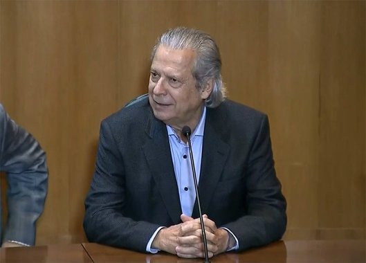 Deputados da CPI que investiga denúncias contra a Petrobras na Câmara foram até Curitiba (PR) tentar ouvir o ex-ministro da Casa Civil nesta segunda-feira; José Dirceu, no entanto, decidiu exercer seu direito de ficar calado; "Seguindo orientação dos meus advogados, permanecerei em silêncio", disse ele, repetidas vezes