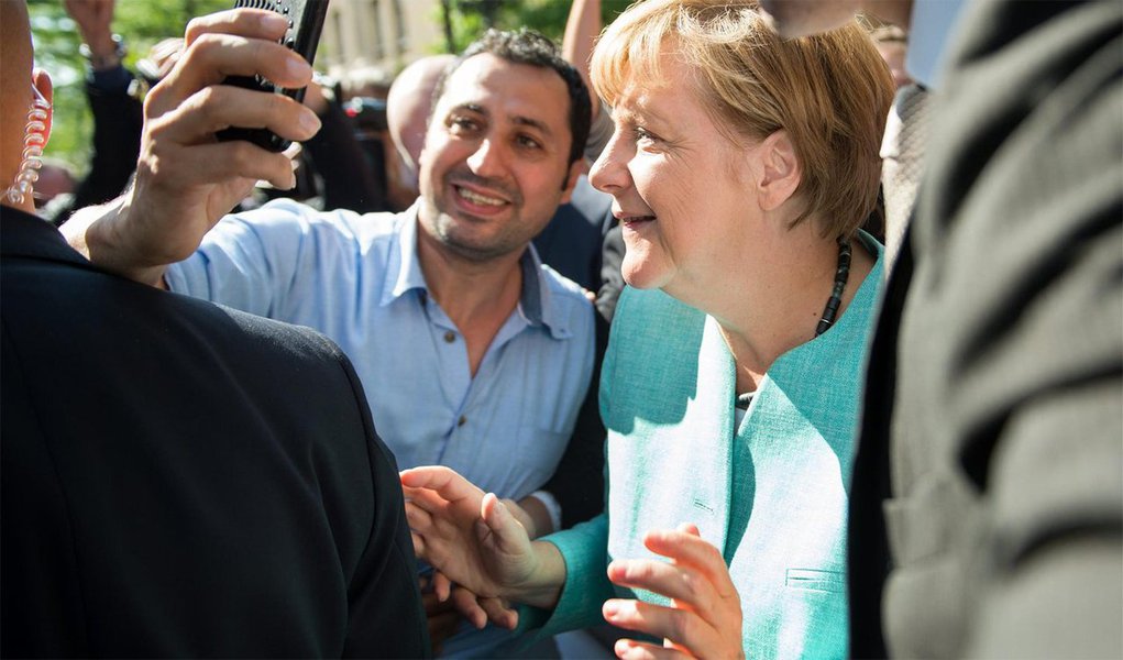 "A Europa precisa mostrar solidariedade. Todo o resto será uma falha", disse a chanceler alemã, Angela Merkel, horas antes de começar em Bruxelas uma reunião do Conselho Europeu para discutir a crise migratória; serão discutidos também uma revisão das atuais regras europeias de gestão de pedidos de asilo (a chamada Convenção Dublin) e um reforço das fronteiras externas, incluindo a criação de um Corpo de Guardas-Fronteiriços europeu