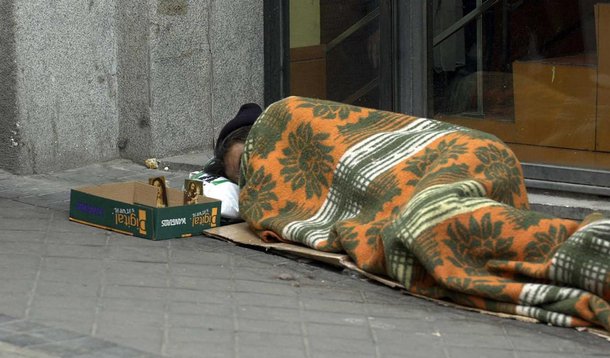 Relatório da organização não-governamental Oxfam apontou níveis “inaceitáveis” de desigualdade em 2015, quando registrou que 1/4 da população da União Europeia (UE) estava vivendo em risco de pobreza e de exclusão social; segundo estudo “Europa para a maioria, não para as elites”, 123 milhões de pessoas vivem atualmente em risco de pobreza na região, enquanto 342 cidadãos europeus são considerados bilionários