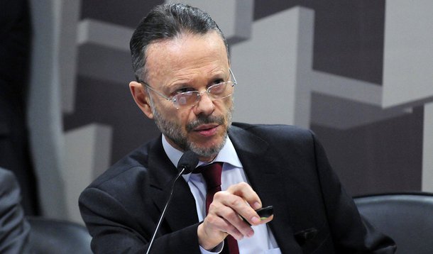 "O que preocupa mais (no desempenho do BNDES) é a redução de consultas, que reflete o momento de alta incerteza no país. Uma vez ultrapassado o momento de incerteza, as consultas tendem a voltar. Em geral, o segundo semestre é mais forte que o primeiro, mas não vou adiantar nada. Muito do que está acontecendo em 2015 (em termos de liberação de crédito) foi contratado em 2014”, disse o presidente do BNDES, Luciano Coutinho, na assinatura de memorando de entendimentos com o NDB, o banco dos Brics