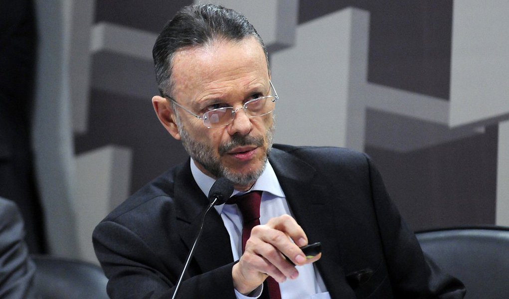 "O que preocupa mais (no desempenho do BNDES) é a redução de consultas, que reflete o momento de alta incerteza no país. Uma vez ultrapassado o momento de incerteza, as consultas tendem a voltar. Em geral, o segundo semestre é mais forte que o primeiro, mas não vou adiantar nada. Muito do que está acontecendo em 2015 (em termos de liberação de crédito) foi contratado em 2014”, disse o presidente do BNDES, Luciano Coutinho, na assinatura de memorando de entendimentos com o NDB, o banco dos Brics