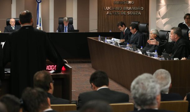 O parecer do Tribunal de Contas da União (TCU) recomendando a rejeição das contas de 2014 do governo federal foi entregue à Secretaria Legislativa do Congresso Nacional; a recomendação para que as contas da presidenta Dilma Rousseff sejam rejeitadas foi aprovada por unanimidade pelos ministros do tribunal; o trâmite para análise das contas presidenciais tem início após a chegada do parecer à Comissão Mista de Orçamento