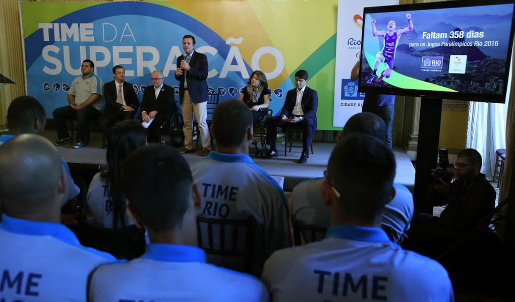 Prefeito do Rio de Janeiro, Eduardo Paes, anunciou a implantação do projeto Rotas Acessíveis, que adaptará o acesso aos principais pontos turísticos da cidade para atender as necessiaddes dos portadores de deficiência; 25 atletas do Time Rio Paralímpico participaram do evento"; "Vemos esses atletas competindo e se superando cada dia mais, e esse é um motivo para continuarmos trabalhando em prol da melhoria da cidade. Infelizmente, o Brasil, historicamente, é um país muito covarde, que só olha para a sua maioria e cuida muito pouco da outra parcela da sociedade que tem problemas circunstanciais e importantes", disse 