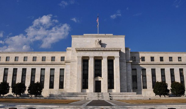 Federal Reserve, banco central norte-americano, deixou inalterada a taxas de juros nesta quinta-feira, 17, após dois dias de reuniões; a medida sinaliza preocupações sobre a fraqueza da economia global; Fed informou que uma variedade de riscos globais e outros fatores convenceram a adiar o que seria o primeiro aumento de juros em quase uma década; "Recentes acontecimentos financeiros e econômicos globais podem conter a atividade econômica de alguma forma", disse o BC americano