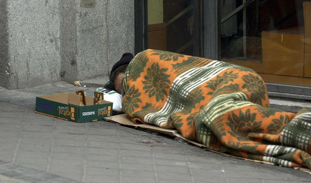 Relatório da organização não-governamental Oxfam apontou níveis “inaceitáveis” de desigualdade em 2015, quando registrou que 1/4 da população da União Europeia (UE) estava vivendo em risco de pobreza e de exclusão social; segundo estudo “Europa para a maioria, não para as elites”, 123 milhões de pessoas vivem atualmente em risco de pobreza na região, enquanto 342 cidadãos europeus são considerados bilionários