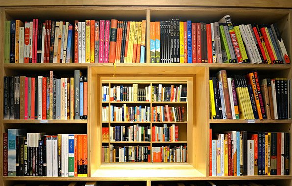 “A lista final dos livros que serão transmitidos à Companhia das Letras será divulgada oportunamente, uma vez que, em muitos casos, depende da anuência de autores e detentores de direitos autorais, processo este ainda em curso. O restante do catálogo será negociado com outras editoras”, explicou a Companhia