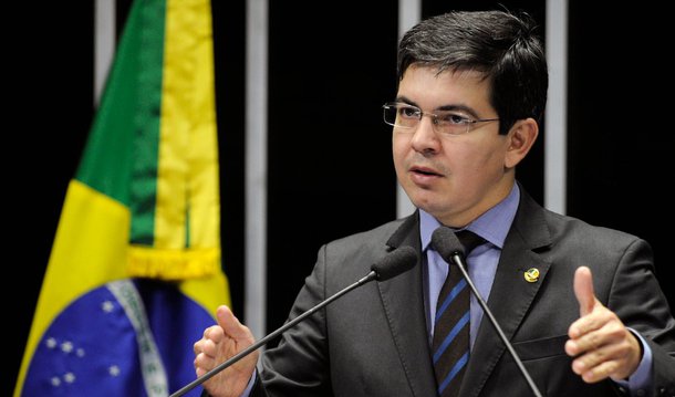 O Brasil deve apoiar o pedido que Cuba fará, semana que vem, na Assembleia Geral das Nações Unidas, em Nova York, pela suspensão imediata do bloqueio econômico contra o país há 53 anos; esta é a moção que o senador Randolfe Rodrigues (Rede-AP) apresentou nesta quarta (21) ao Senado para alinhar o Brasil à maioria das nações do mundo; em 2014, um pedido semelhante de Cuba foi aprovado por 188 países da ONU, contra três abstenções e apenas dois votos contrários: os Estados Unidos e Israel; o líder da Rede no Senado lembra que o bloqueio é o “último e injustificável” resquício da Guerra Fria