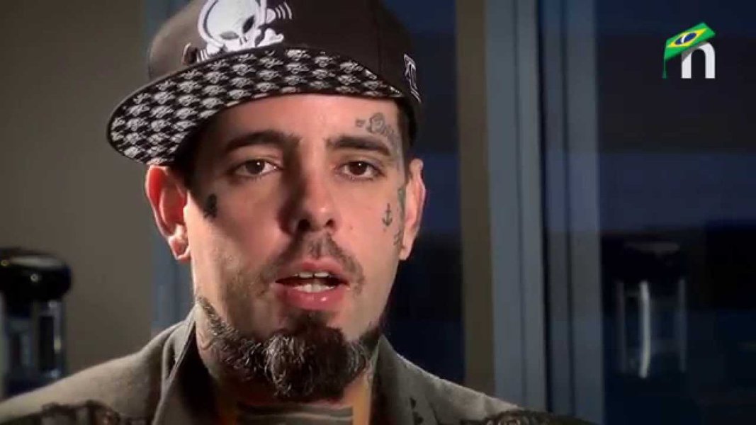 "Você realmente vai querer que a gente acredite que você – LOGO VOCÊ QUE SABE DE TUDO – Não sabia do projeto de 2 milhões que sua esposa APROVOU DA LEI ROUANET? Mete essa para outros, para cima de mim não vai colar", disse o cantor Tico Santa Cruz; "Você é um hipócrita e mentiroso"