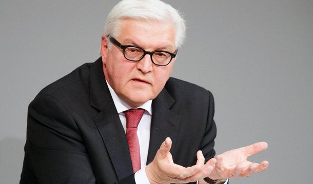 Ministro das Relações Exteriores alemão, Frank-Walter Steinmeier, disse que apesar de o Conselho de Segurança da Organização das Nações Unidas ter aprovado uma resolução visando a paz na Síria, ainda há dificuldades à frente para que o objetivo seja alcançado; "Nenhum de nós subestima as dificuldades e obstáculos que ainda precisam ser superados para desarmar a guerra civil na Síria", disse Steinmeier