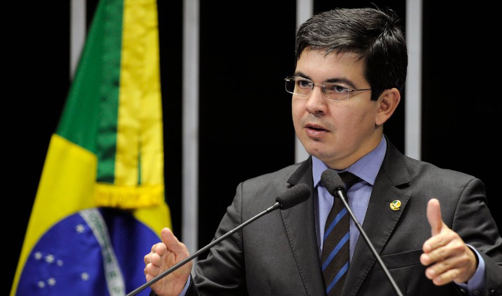 O Brasil deve apoiar o pedido que Cuba fará, semana que vem, na Assembleia Geral das Nações Unidas, em Nova York, pela suspensão imediata do bloqueio econômico contra o país há 53 anos; esta é a moção que o senador Randolfe Rodrigues (Rede-AP) apresentou nesta quarta (21) ao Senado para alinhar o Brasil à maioria das nações do mundo; em 2014, um pedido semelhante de Cuba foi aprovado por 188 países da ONU, contra três abstenções e apenas dois votos contrários: os Estados Unidos e Israel; o líder da Rede no Senado lembra que o bloqueio é o “último e injustificável” resquício da Guerra Fria