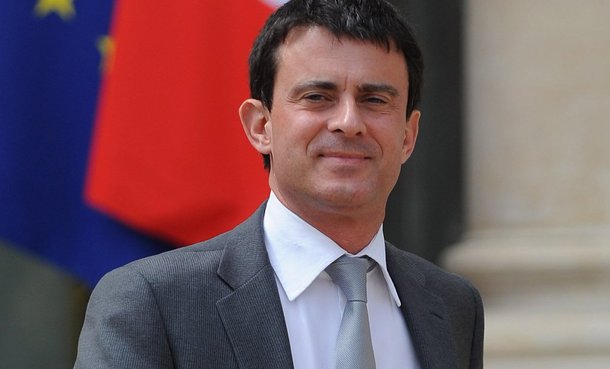 Governo da França quer destituir cidadãos da dupla cidadania envolvidos em casos de terrorismo; segundo o primeiro-ministro, Manuel Valls, a medida será limitada unicamente a pessoas condenadas por acusações de terrorismo e aplicada depois de elas cumprirem suas penas; atualmente, só cidadãos naturalizados podem perder a cidadania francesa e a ampliação da medida para todos os detentores de dupla cidadania dividiu os políticos de esquerda e de direita do país