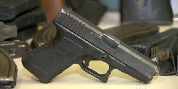 Continua a polêmica sobre o sumiço de mais de 8 mil munições das estruturas da Polícia Militar do Rio de Janeiro; PM ainda não sabe onde foram parar as armas que continuam desaparecidas dos batalhões e ninguém sabe também o paradeiro de 8 mil munições; em 2012, a Corregedoria abriu um inquérito para investigar o paradeiro das 457 armas que desapareceram entre 1993 e 2011; na sexta-feira (23), a PM informou que localizou 215; CPI das Armas já mostrou que cerca de 2,5 mil munições estavam em uma companhia destacada da polícia dentro do Palácio Guanabara