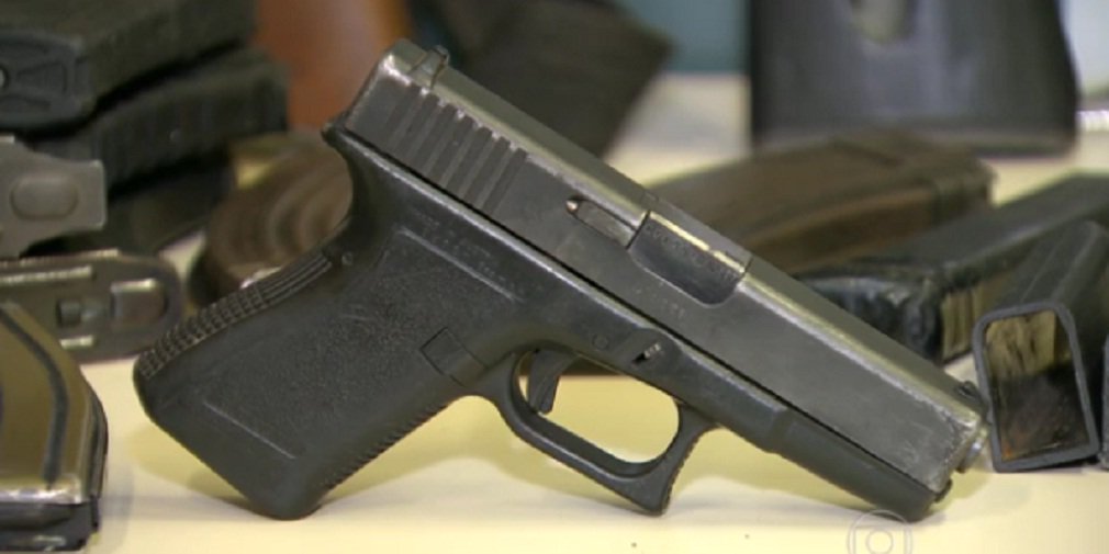 Continua a polêmica sobre o sumiço de mais de 8 mil munições das estruturas da Polícia Militar do Rio de Janeiro; PM ainda não sabe onde foram parar as armas que continuam desaparecidas dos batalhões e ninguém sabe também o paradeiro de 8 mil munições; em 2012, a Corregedoria abriu um inquérito para investigar o paradeiro das 457 armas que desapareceram entre 1993 e 2011; na sexta-feira (23), a PM informou que localizou 215; CPI das Armas já mostrou que cerca de 2,5 mil munições estavam em uma companhia destacada da polícia dentro do Palácio Guanabara