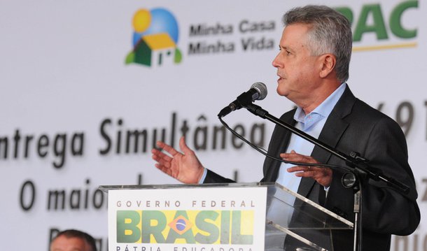 Enquanto enfrenta greves no funcionalismo público depois de suspender reajustes salariais concedidos em 2013, o governador Rodrigo Rollemberg afirmou que "o Estado só terá capacidade de fazer os investimentos que necessita, para garantir moradia à população, para garantir creches e escolas em tempo integral, se tiver um equilíbrio econômico-financeiro"; "Às vezes, medidas duras são necessárias para garantir o equilíbrio para que a população tenha aquilo que lhe é de direito, que é o acesso a creche, a escola", disse ele, durante entrega de 928 apartamentos de baixa renda no Paranoá, ao lado da presidente Dilma