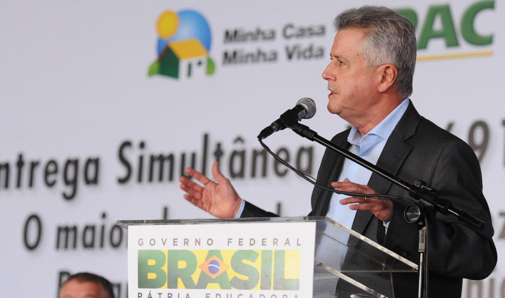 Enquanto enfrenta greves no funcionalismo público depois de suspender reajustes salariais concedidos em 2013, o governador Rodrigo Rollemberg afirmou que "o Estado só terá capacidade de fazer os investimentos que necessita, para garantir moradia à população, para garantir creches e escolas em tempo integral, se tiver um equilíbrio econômico-financeiro"; "Às vezes, medidas duras são necessárias para garantir o equilíbrio para que a população tenha aquilo que lhe é de direito, que é o acesso a creche, a escola", disse ele, durante entrega de 928 apartamentos de baixa renda no Paranoá, ao lado da presidente Dilma