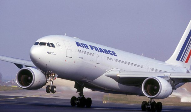Objeto suspeito encontrado em um vôo da Air France que saiu das ilhas Maurício com destino a Paris, e que fez um pouso de emergência na cidade portuária queniana de Mombasa, não representava risco e o incidente foi um "alarme falso"; "Todas as informações disponíveis para nós no momento indicam que o objeto não era capaz de explodir ou danificar um avião. Era uma mistura de papelão, folhas de papel e um temporizador", disse o presidente-executivo da companhia aérea, Frederic Gagey; "Foi um alarme falso", completou