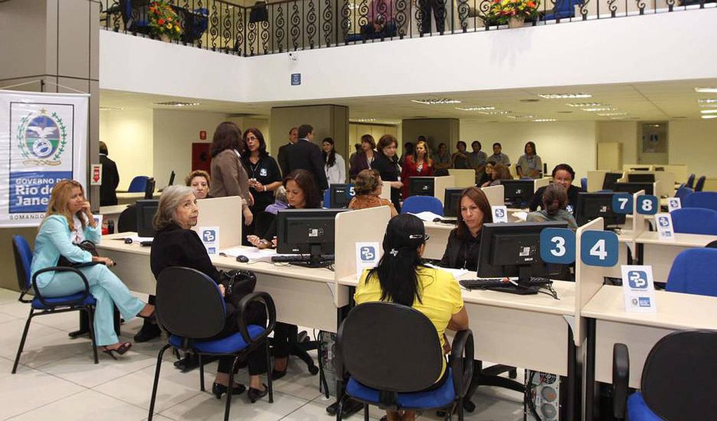 Maior responsável pelo estouro das contas do Estado do Rio de Janeiro no ano passado, o Rioprevidência — fundo de pensão dos servidores estaduais — enfrenta uma situação tão grave quanto a área de saúde, e, para 2016, o cenário é ainda mais preocupante; com uma previsão de gastos de R$ 17,8 bilhões com aposentados e pensionistas, o Rioprevidência só tem garantidos R$ 4,9 bilhões, ou seja, 27,5% do valor total, que vêm de descontos em folha dos funcionários da ativa; o restante da verba depende de uma arrecadação ainda incerta