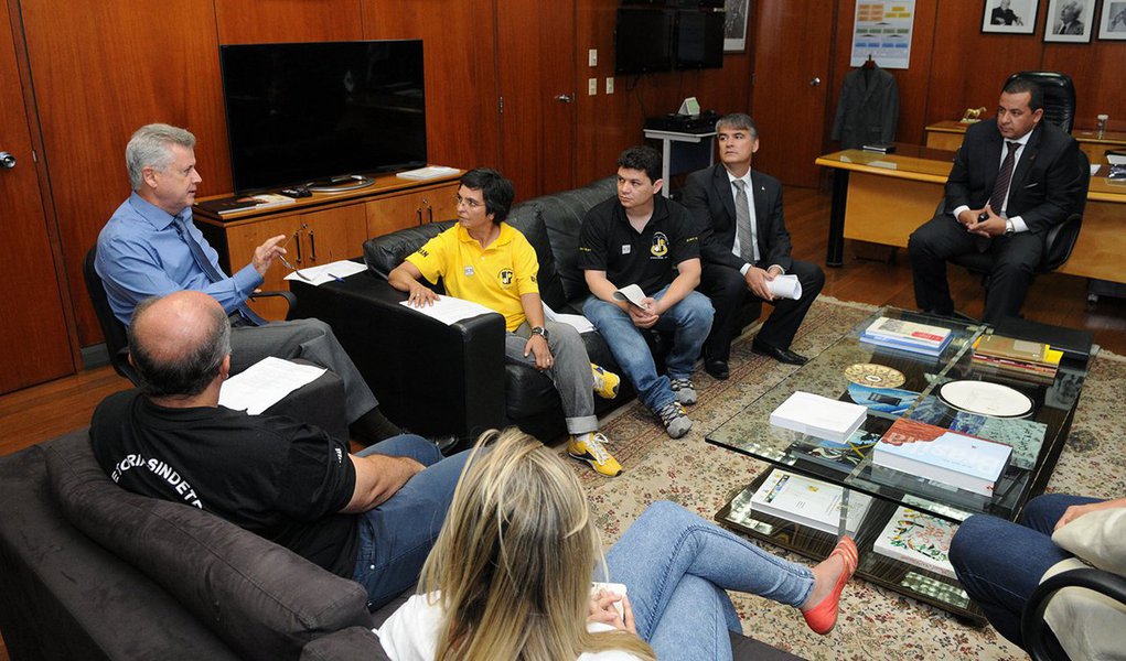 Em conversa com sindicalistas, no Palácio do Buriti, o governador de Brasília, Rodrigo Rollemberg, anunciou a criação de um grupo de trabalho para estudar alternativas de aumento de receitas que possibilitem o pagamento do retroativo referente à última parcela dos reajustes concedidos, na gestão passada, a 32 categorias de servidores públicos; com a proposta, o governo assegura que os direitos dos trabalhadores serão preservados