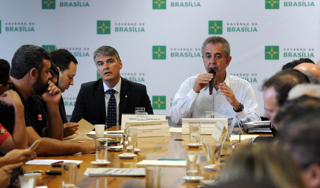 O governo de Brasília recebeu representantes de 32 categorias do funcionalismo do Distrito Federal; no encontro, no Palácio do Buriti, o Executivo voltou a destacar a impossibilidade de pagar neste semestre a terceira e última parcela dos aumentos concedidos a partir de 2013; é a terceira reunião depois do anúncio da suspensão do reajuste e de medidas de ajuste econômico, em 15 de setembro; participaram secretários das áreas diretamente ligadas à gestão fiscal e orçamentária