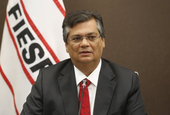 Embora falte quase um ano para as eleições de 2016, o governador Flávio Dino (PCdoB) já enfrenta clima de tensão com seus aliados por causa da disputa pela prefeitura de São Luís e dos municípios mais expressivos para a economia e para a política maranhense; a disputa interna já é intensa em São José de Ribamar, Timon e Santa Inês, mas o acirramento já é explícito em Imperatriz, onde PDT e PCdoB duelam desde já pela hegemonia da candidatura na base governista