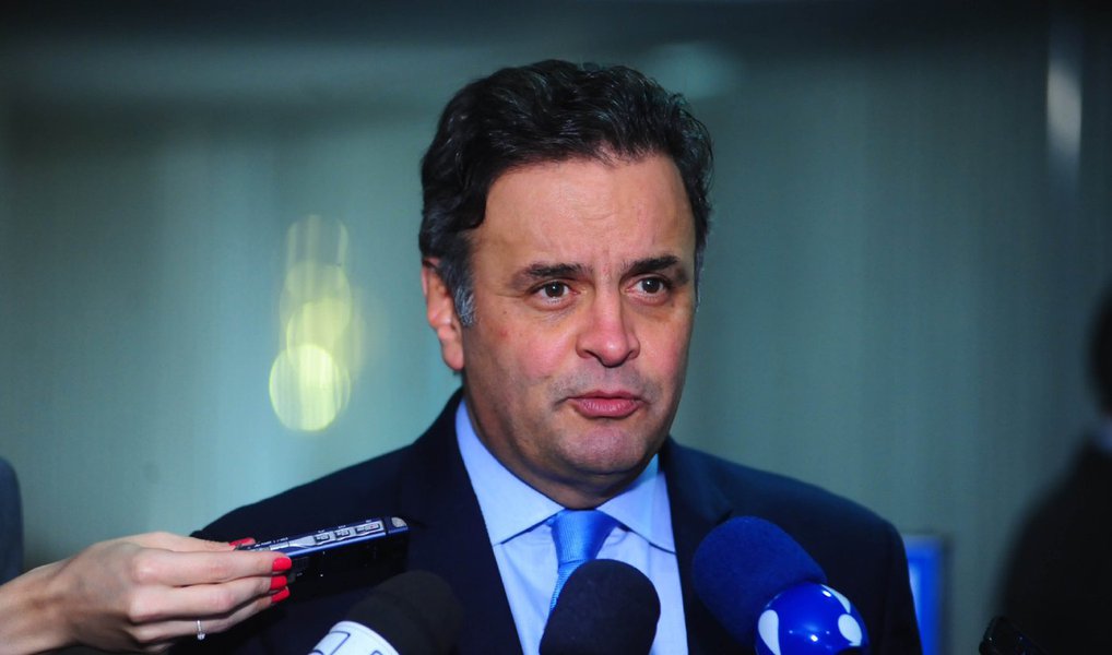 O senador Aécio Neves (PSDB) disse nesta quarta (9) que o rebaixamento da nota do Brasil pela agência de risco Standard &amp; Poor's é "um desastre anunciado" e "resultado da incompetência e dos erros do governo"; "O Brasil perdeu hoje o grau de investimento fruto de erros sucessivos de política econômica dos últimos seis anos, agravados pelo desvio de recursos públicos e aparelhamento político das estatais. O cenário é ainda mais grave porque estamos em um governo no qual a presidente terceirizou a sua política econômica. Infelizmente, a perda do grau de investimento do Brasil e a perspectiva de revisão negativa nos próximos doze meses mostram que o governo da presidente Dilma acabou", afirmou