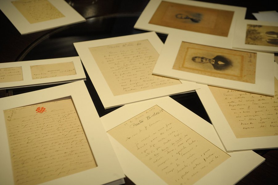 Um pequeno tesouro literário, guardado com esmero durante quatro gerações, veio a público nesta quinta-feira (15). Dezenas de documentos, fotos e 61 cartas do crítico e acadêmico José Veríssimo, recebidas do escritor Machado de Assis, foram entregues pela família de Veríssimo à Academia Brasileira de Letras