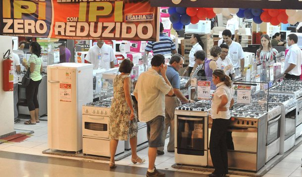 Levantamento foi feito por auditores da Receita Federal nos números da política de desoneração de diversos setores da economia, da indústria automobilística à de alimentos; a renúncia começou tímida com Lula em 2009, para enfrentar a crise global, e explodiu com Dilma, a partir de 2011; em 2012, no auge das desonerações, o governo federal transferiu para o setor empresarial R$ 142,5 bilhões; o Bolsa Família, que chega para 14 milhões de famílias, custa R$ 27 bi por ano
