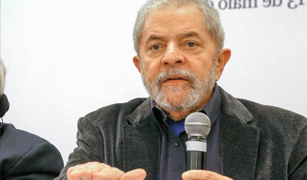 O jornalista Fernando Brito, do Tijolaço, comenta o pedido do delegado Joselito Azevedo de Souza, da Polícia Federal, ao STF, para investigar Lula, mesmo sem indícios de envolvimento do ex-presidente; "É obvio que o pedido de interrogatório será – se houver um mínimo de bom-senso da Procuradoria Geral da República – recusado por absoluta falta de indício que o justifique. Porque não faz sentido interrogar alguém senão para colher provas ou explicar fatos concretos que lhe forem imputados, jamais para responder ao que outros “acham” e “não dispõem de elementos concretos”", avalia