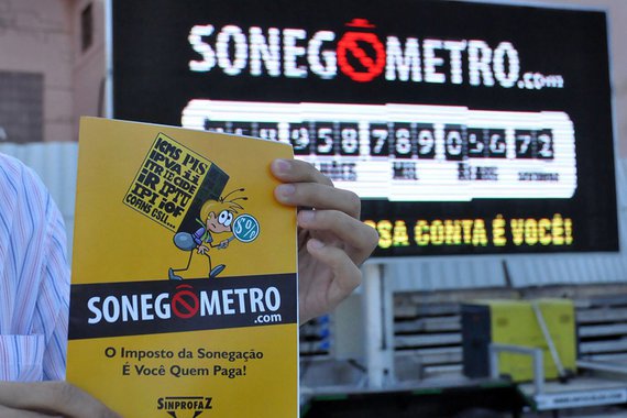 Estimativa do Sindicato Nacional dos Procuradores da Fazenda (Sinprofaz) aponta que a sonegação fiscal já evadiu R$ 418 bilhões do Brasil em 2015; valor deve atingir R$ 550 bilhões até o fim do ano, segundo o Sonegômetro, criado pela entidade; valor é quase o dobro do orçamento do ano para os ministérios da Saúde e da Educação, juntos: R$ 121 bilhões e R$ 103 bilhões, respectivamente; "É esse dinheiro que alimenta a corrupção, o financiamento ilegal de campanhas eleitorais", afirmou Achilles Linhares, presidente do Sinprofaz; Segundo dados do Ministério da Fazenda, o país tem hoje um estoque de R$ 1,5 trilhão na dívida ativa