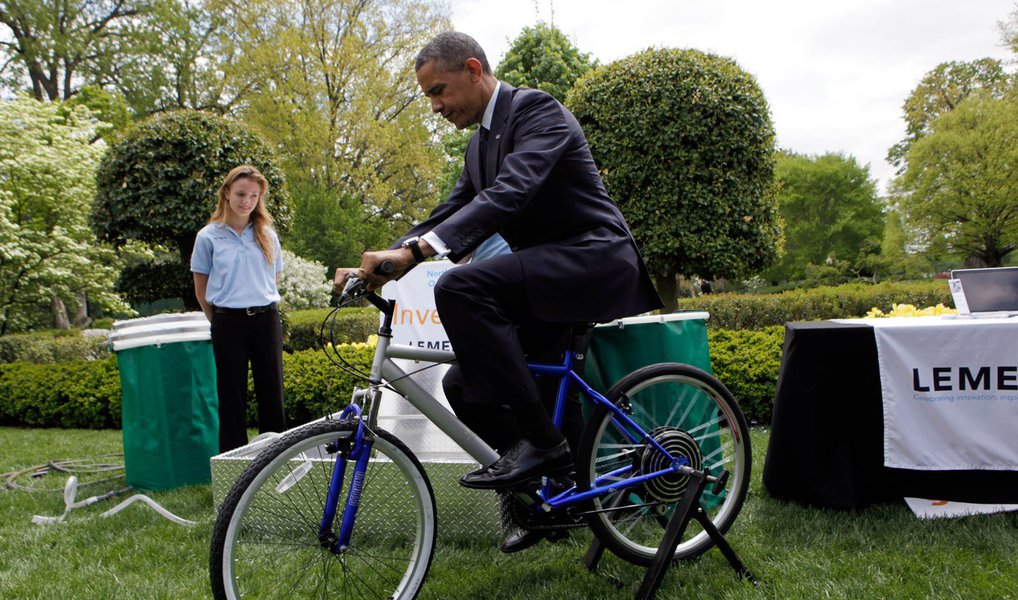 Jornalista Fernando Brito, do Tijolaço, relata que a maior potência econômica do planeta está "pedalando"; o limite autorizado para a dívida pública dos Estados Unidos é de US$ 18,112 trilhões, mas nesta terça-feira, 20, o montante chegava a US$ 18,165 trilhões; "Está, enquanto isso, sustentando as despesas públicas com operações de swap (adiantamentos compensáveis) com fundos estatais que não são destinados a isso, emergencialmente"; para Brito, o ministro do TCU Augusto Nardes "ficaria, por lá, falando sozinho seu 'not cycling, Obama, or I impeach you'"